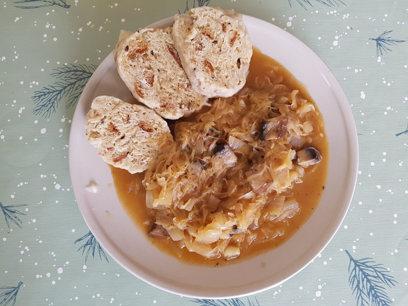 Veganský Segedin se špaldovým knedlíčkem